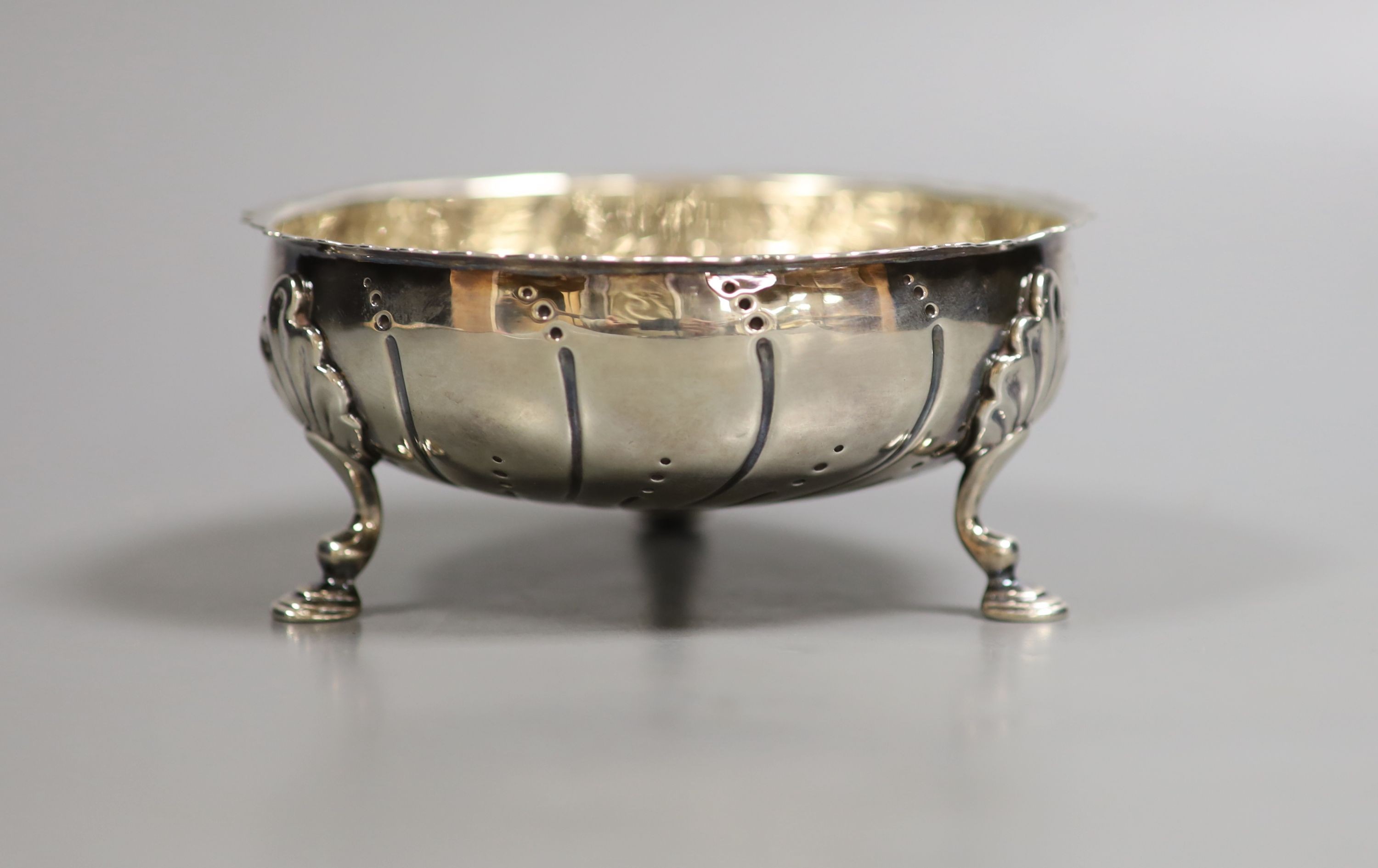 A Victorian repousse silver bowl, on three hoof feet, London, 1871, diameter 12.6cm, 6oz.